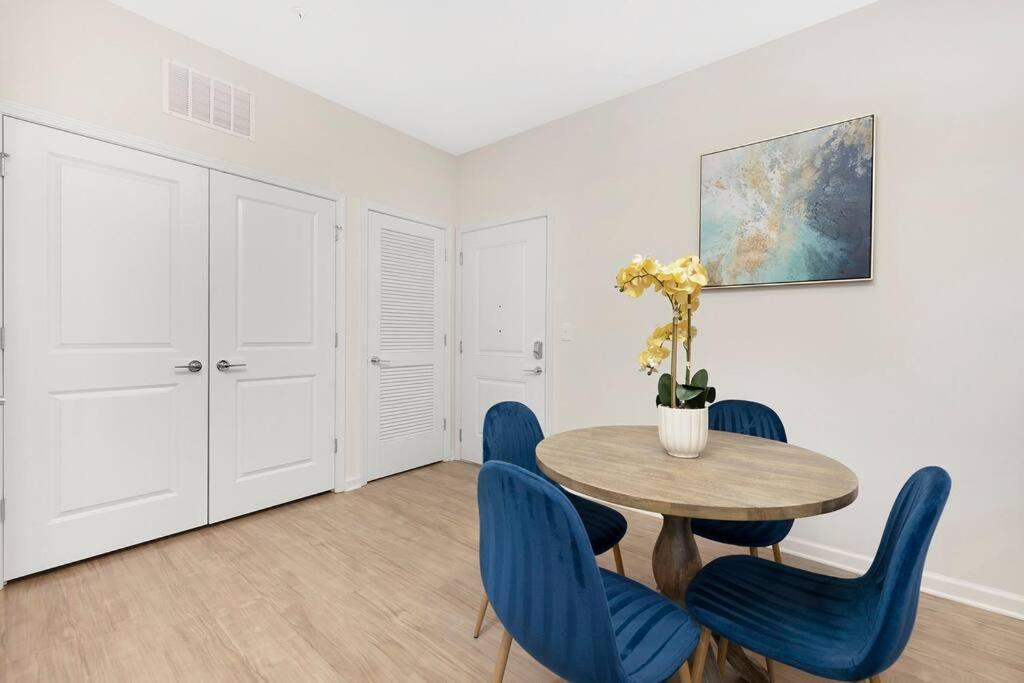 Stylish New Condo In 콩코드 외부 사진