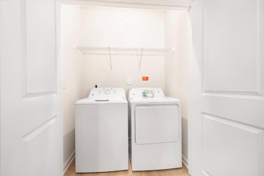 Stylish New Condo In 콩코드 외부 사진