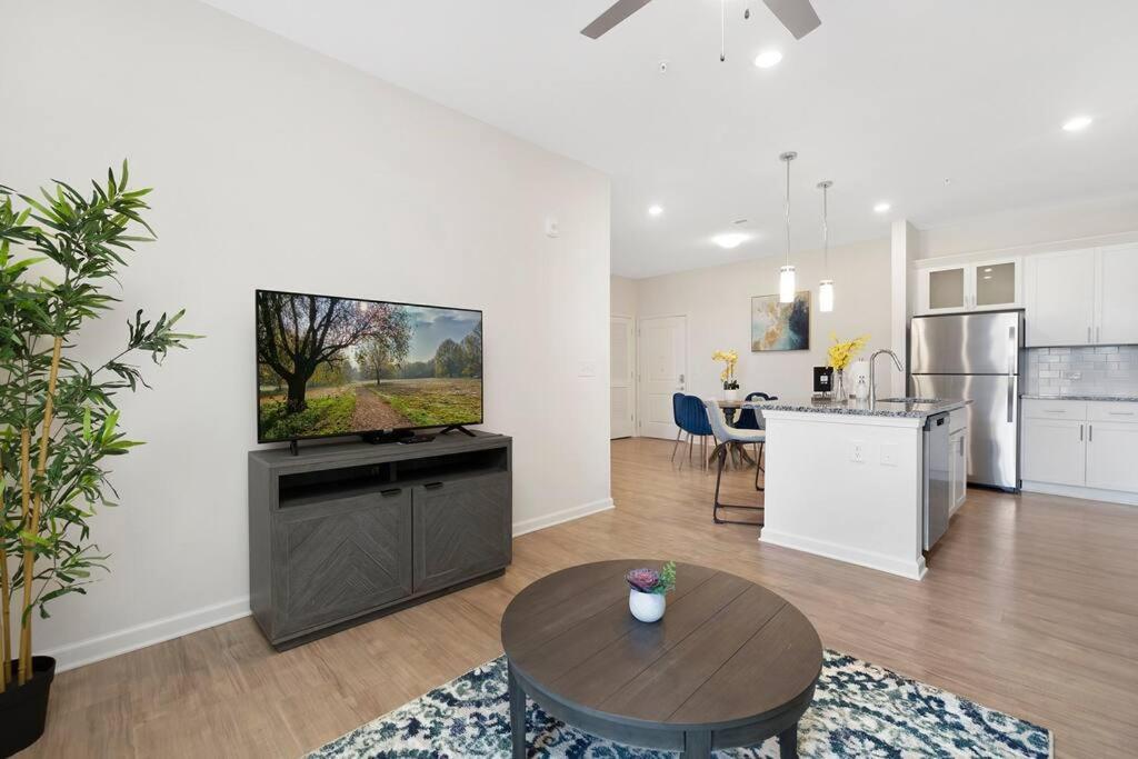 Stylish New Condo In 콩코드 외부 사진