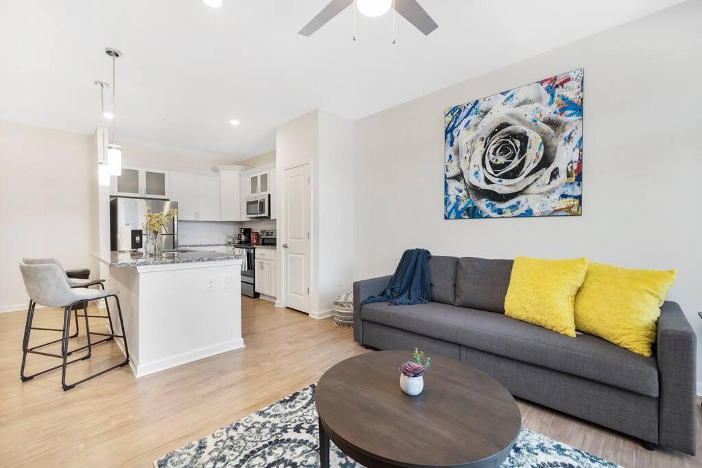 Stylish New Condo In 콩코드 외부 사진