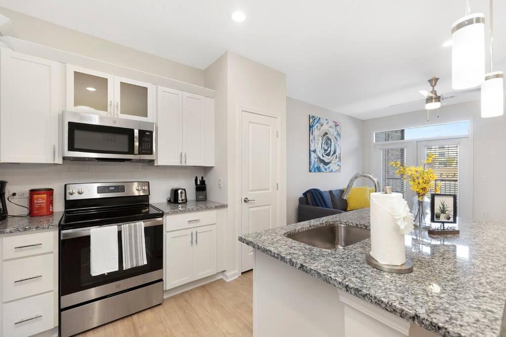 Stylish New Condo In 콩코드 외부 사진