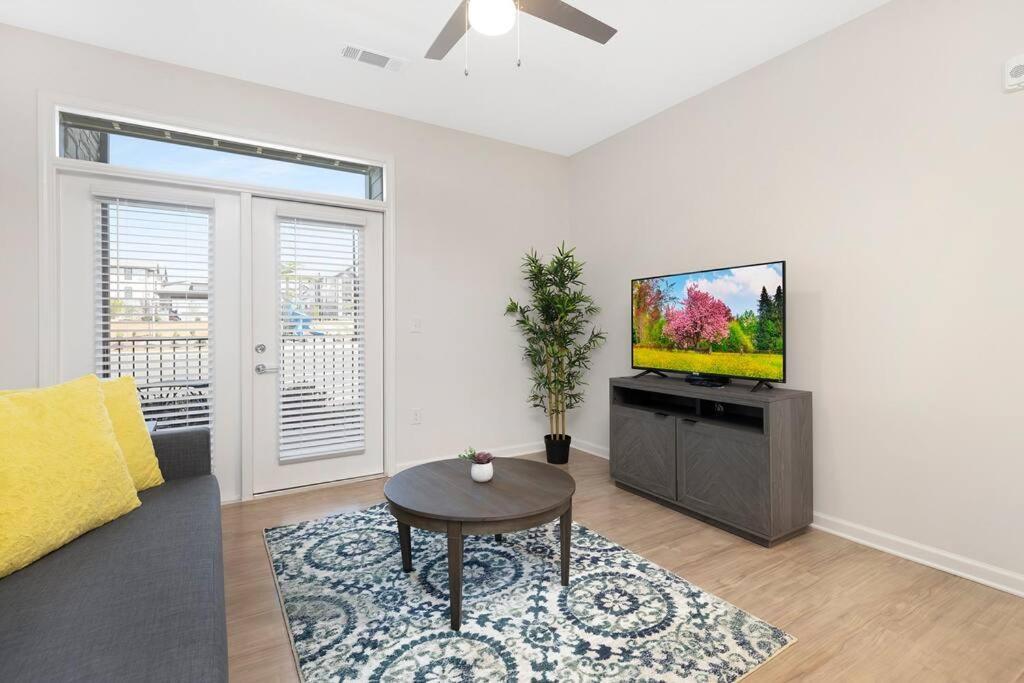 Stylish New Condo In 콩코드 외부 사진