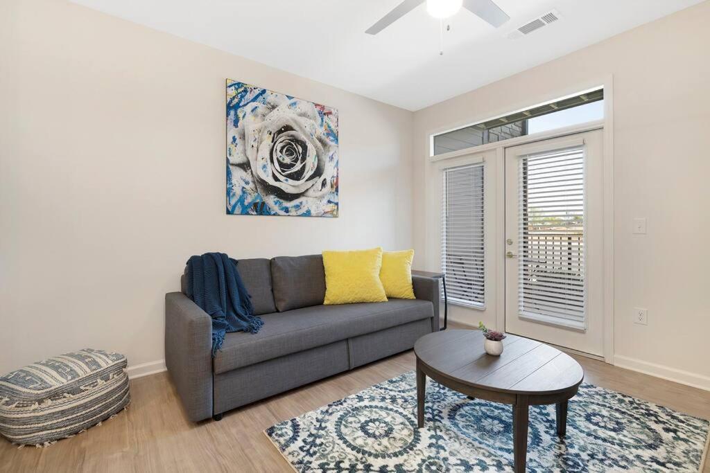 Stylish New Condo In 콩코드 외부 사진